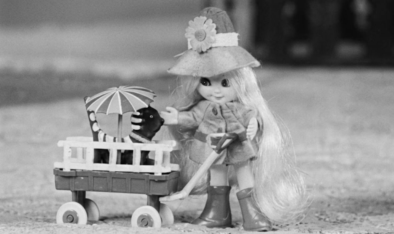 Screenshot from Flatsy commercial, Ideal Toy Corporation (1960s)