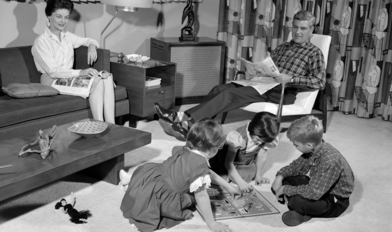 1960s FAMILY OF 5 LIVING...