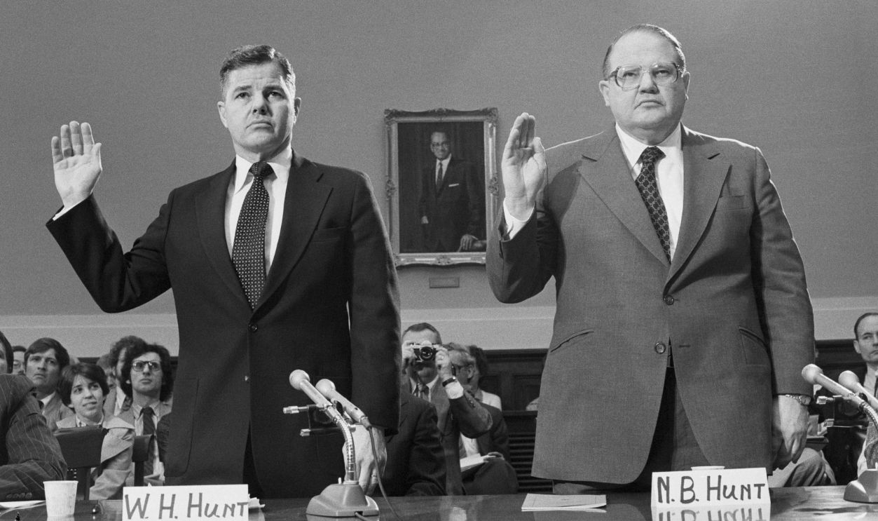 The billionaire Hunt brothers, William Herbert (l) and Nelson Bunker (r) are sworn in before a House subcommitte investigating the recent collapse of the silver market.
