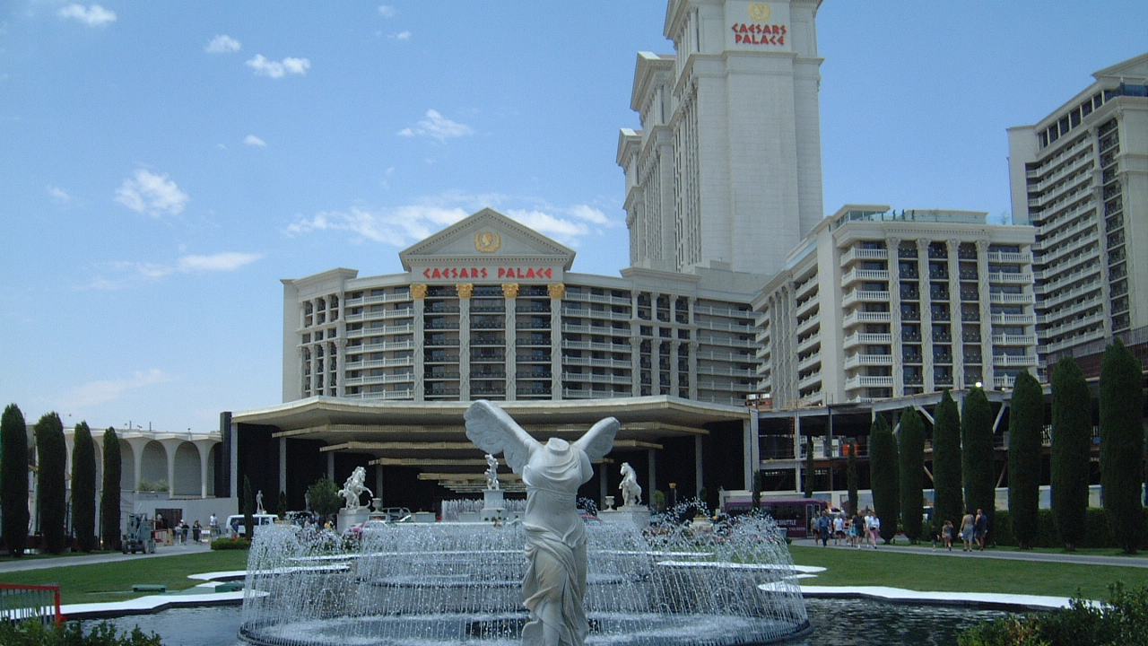 Caesars Palace fountain and main entrance