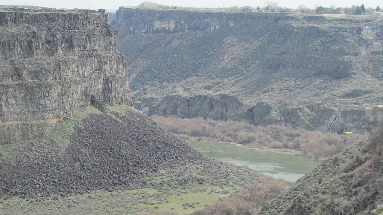 North Rim of the Snake River Canyon with the south rim