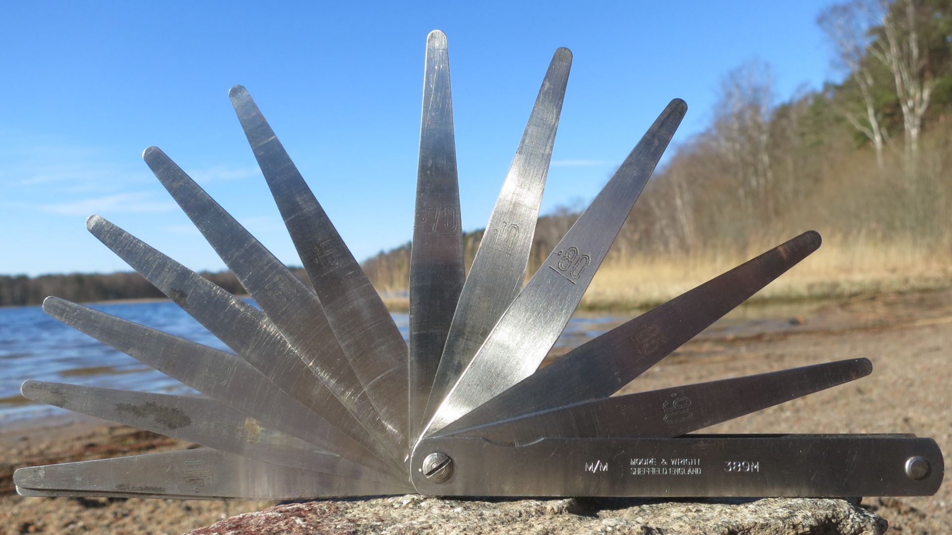 Feeler gauge consisting of multiple steel blades of defined thickness for measuring small gaps. Marked “Moore & Wright, Sheffield England”, model 389M, metric scale (“M/M”), 0.05-1 mm. Used for precision measurement, for example when setting valve clearan