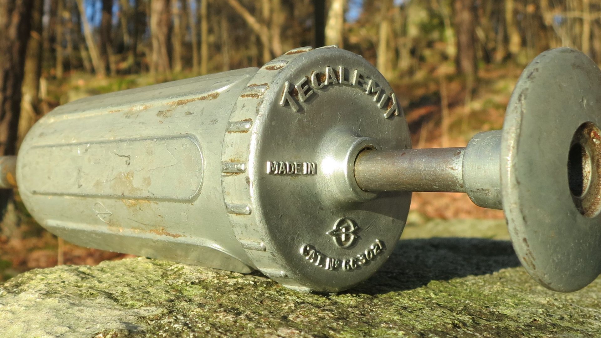 1950s push-action lubricator GC 3021 by British company Tecalemit. Ca 24*5 cm and 540 gr when loaded with grease.