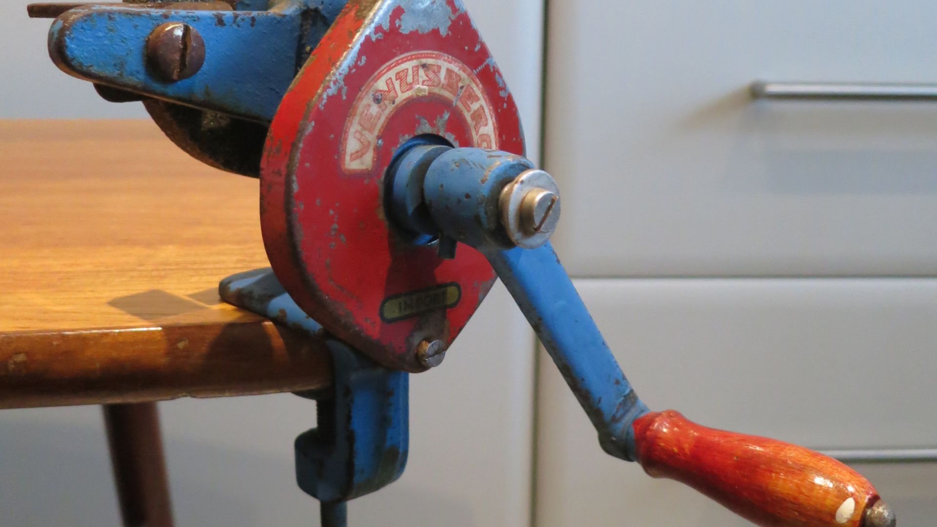 1950s Venusberg hand-cranked tool grinder (ca 1950s) made in Saxony, Germany. Ca 21*17*11 cm and 1.1 kg.