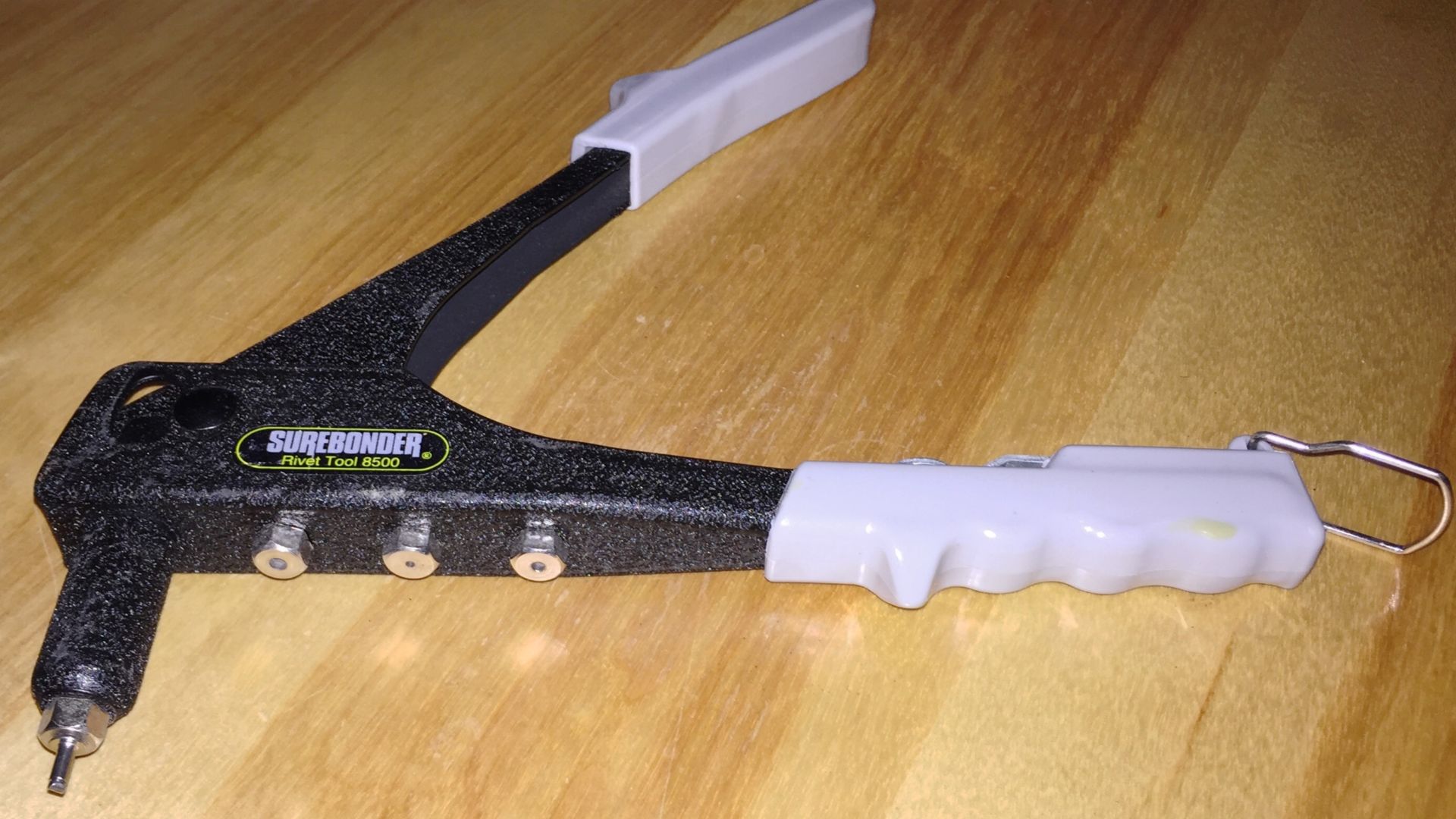 Pop rivet gun