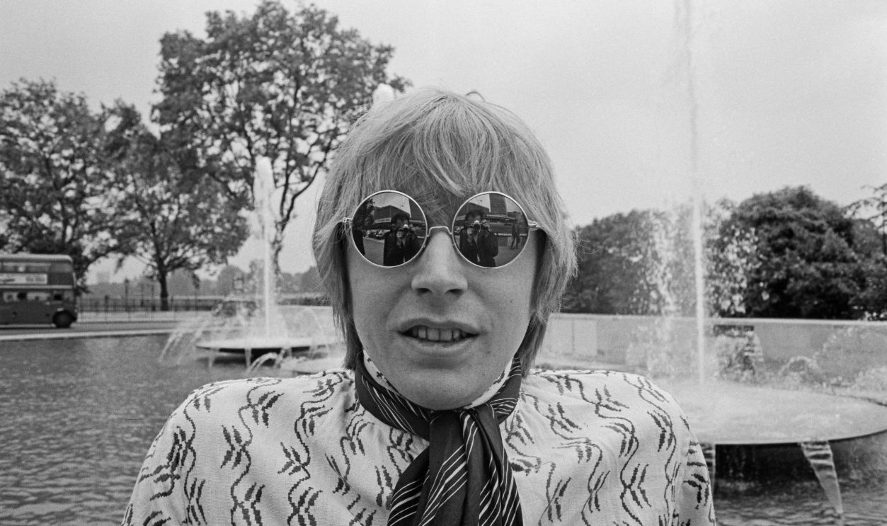 Getty Images - 1463470166 - Singer and musician Keith Relf (1943-1976) of English rock group The Yardbirds posed by fountains at Marble Arch in London in 1967.