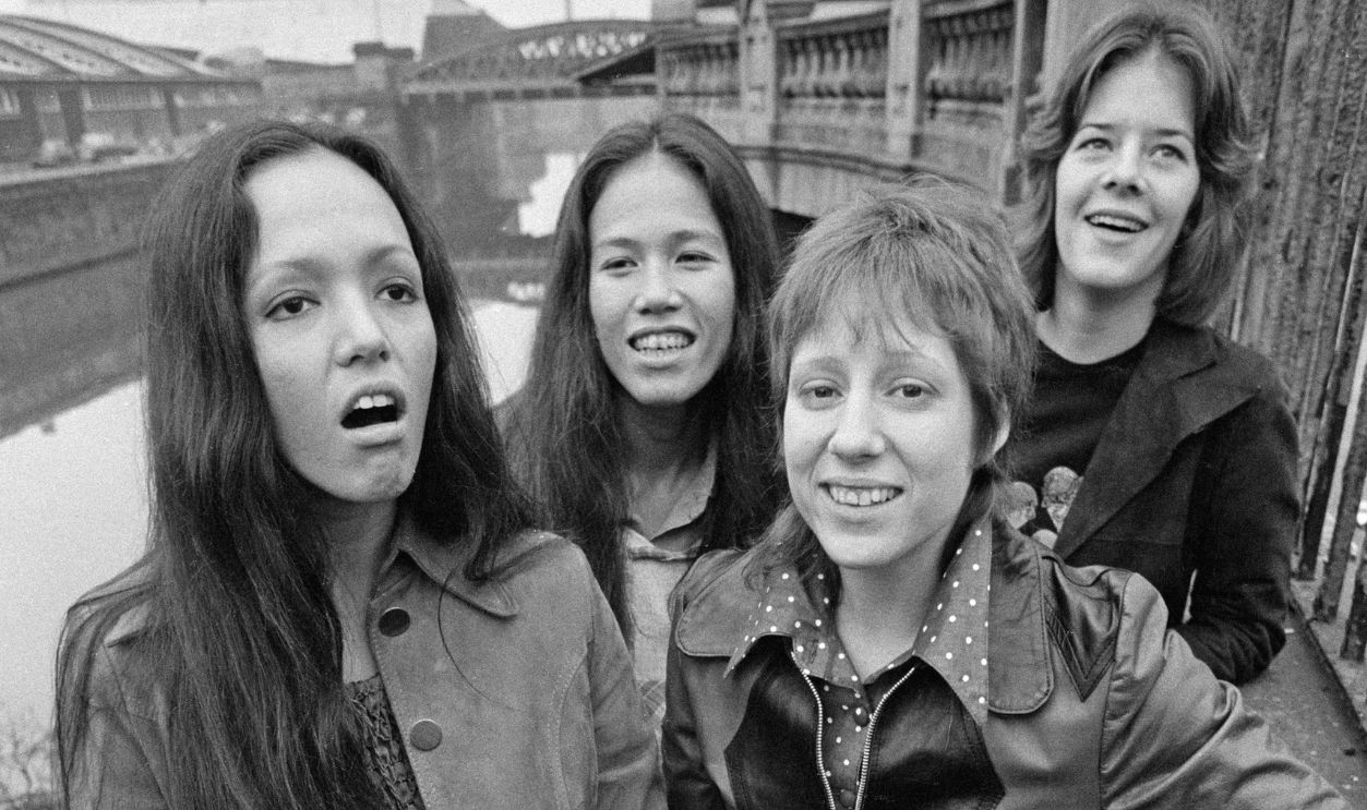 Getty Images - 157359739 - American all-female rock group Fanny during a tour, 17th October 1972. Left to right: bassist Jean Millington, guitarist June Millington, keyboard player Nickey Barclay and drummer Alice de Buhr.