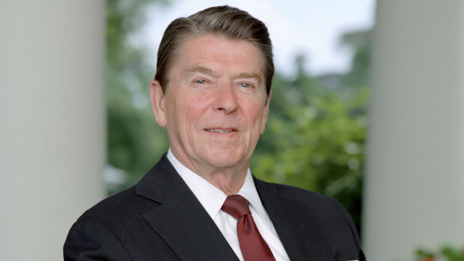 File:Official Portrait of President Ronald Reagan on The Oval Office Patio - DPLA - cc46de0e402410eb329ead7ad54b6982.jpg