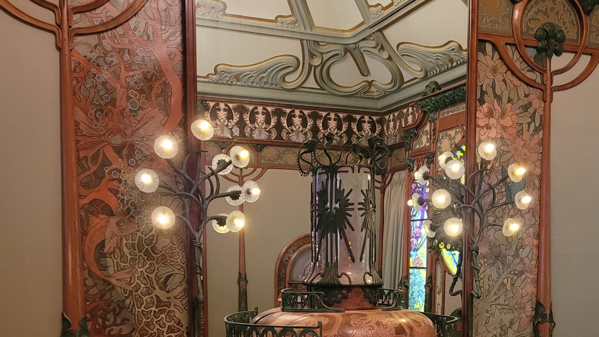 Alphonse Mucha ontwierp dit Art Nouveau interieur in 1901 voor de juwelierszaak van Georges Fouquet aan de Rue Royale in Parijs. Het maakt nu onderdeel uit van de vaste collectie in Musée Carnavalet te Parijs.