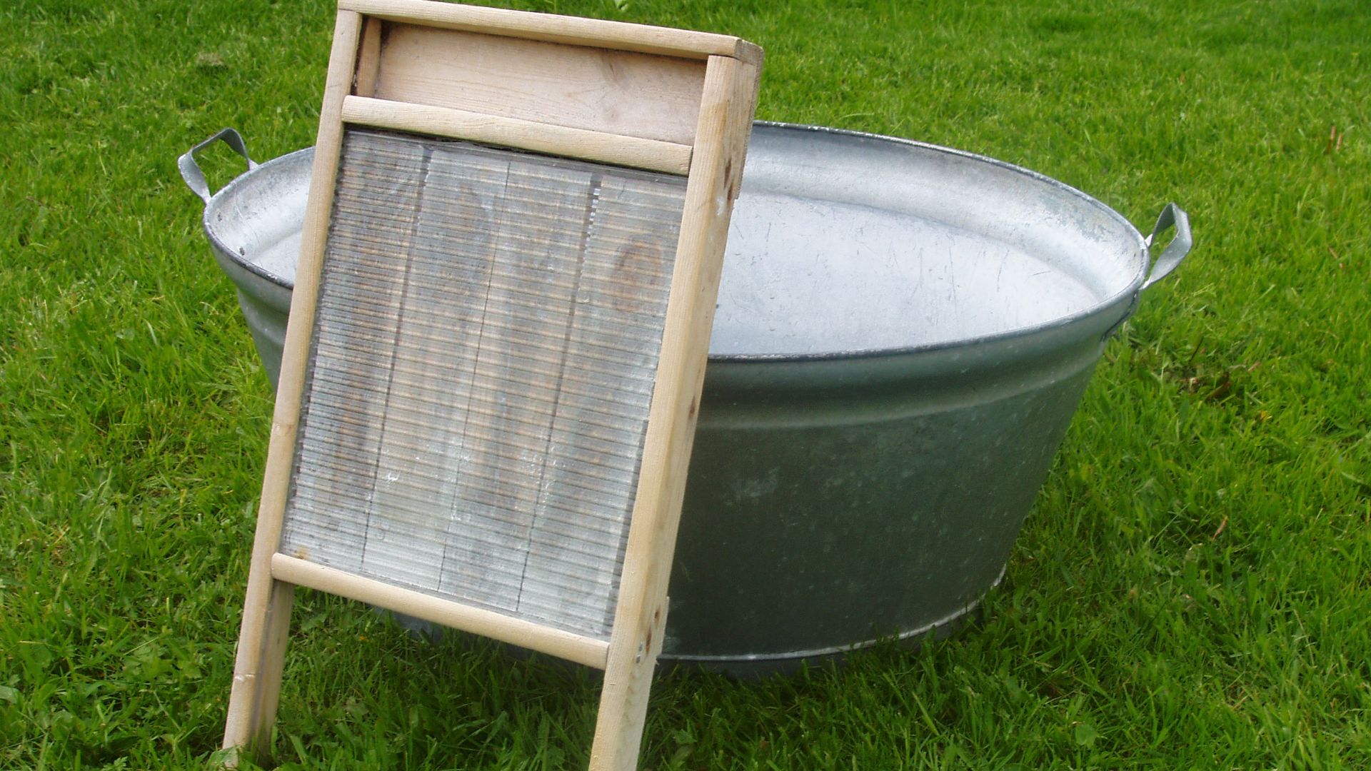 Equipment for washing by hand