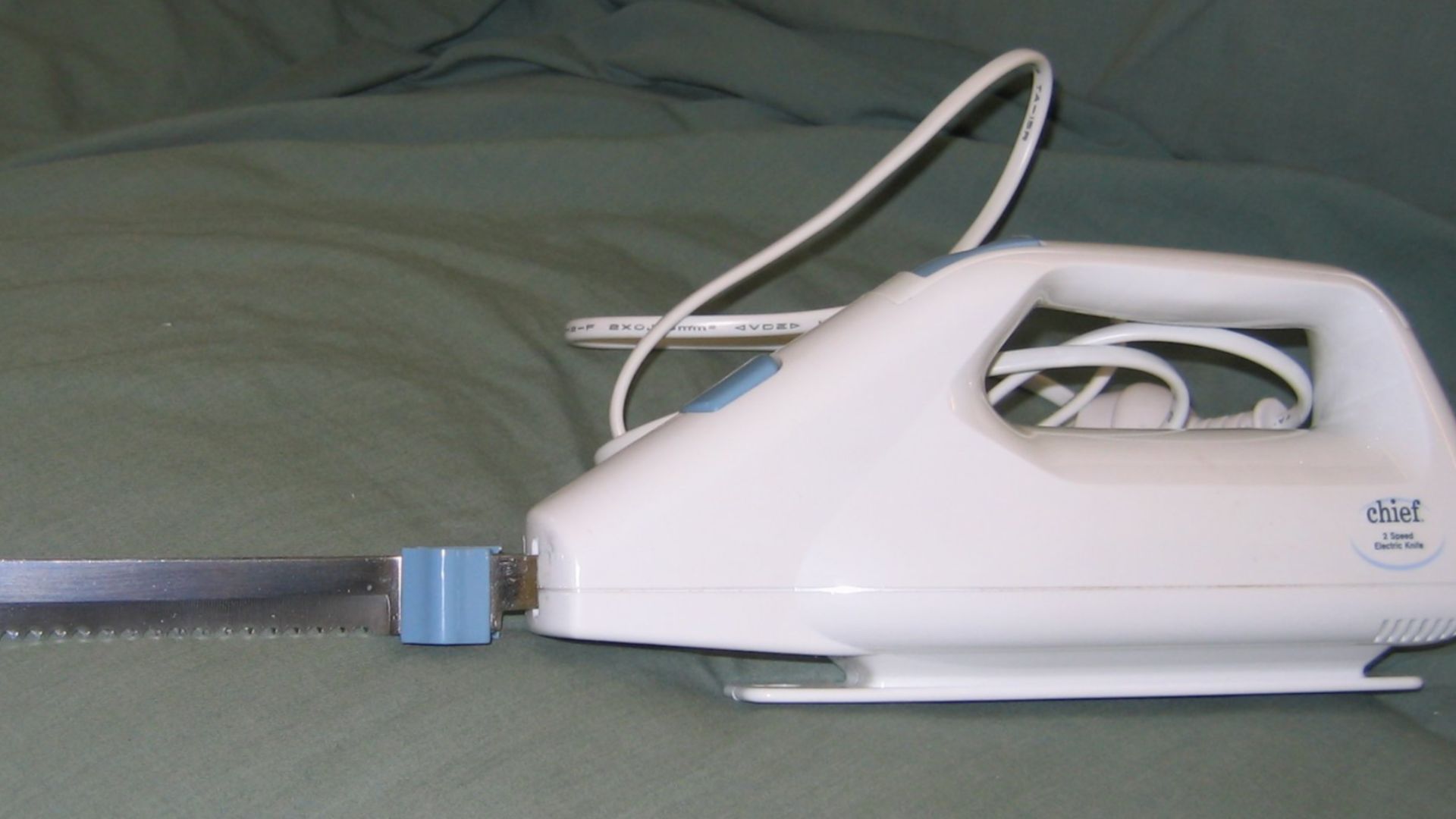 An electric carving knife