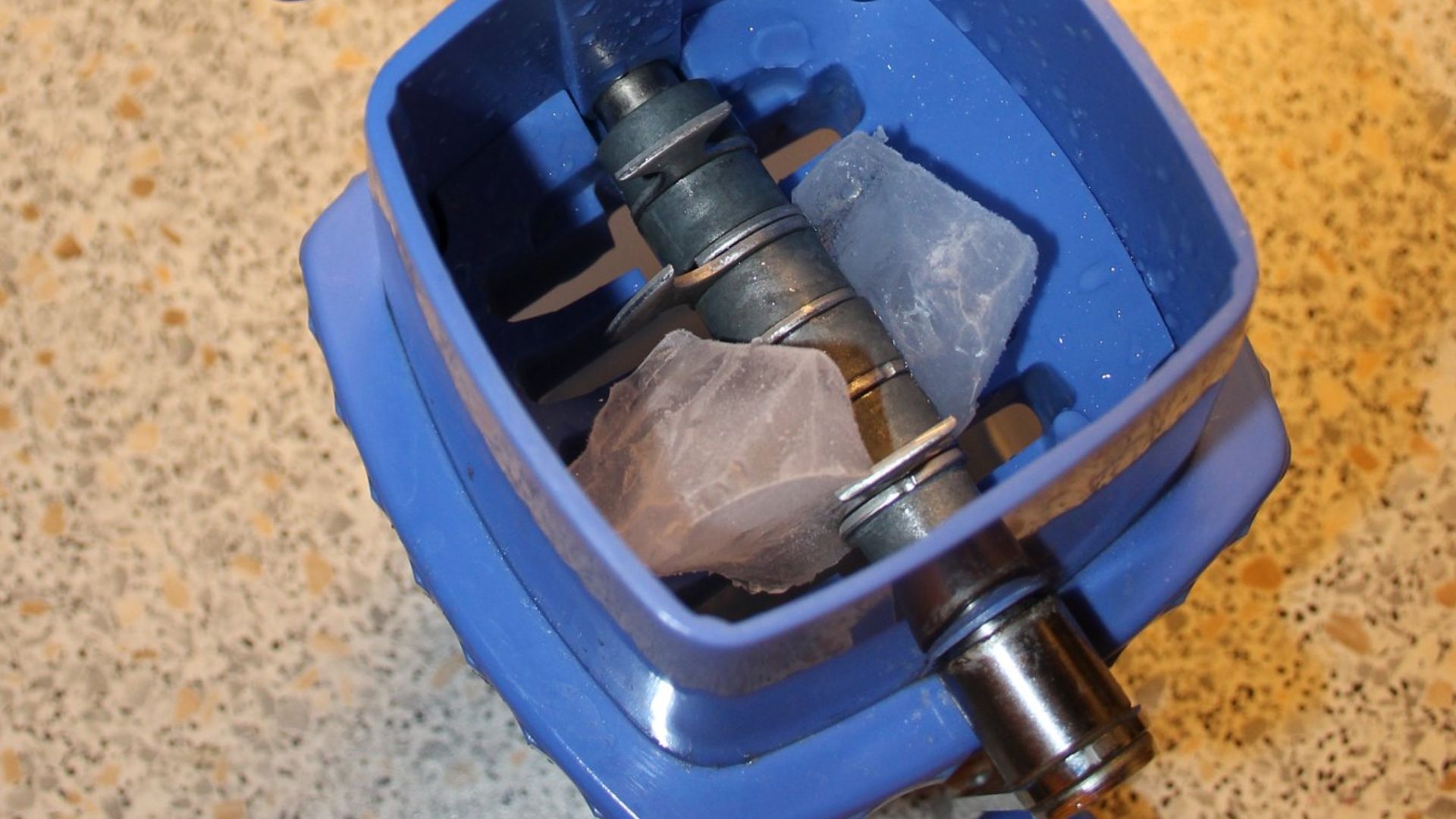 Ice Crusher aus Plastik, Blick aufs Mahlwerk