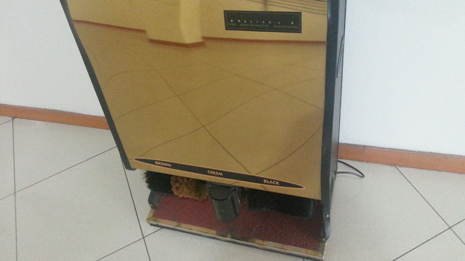 an electric machine to polish shoes using rotating brushes.