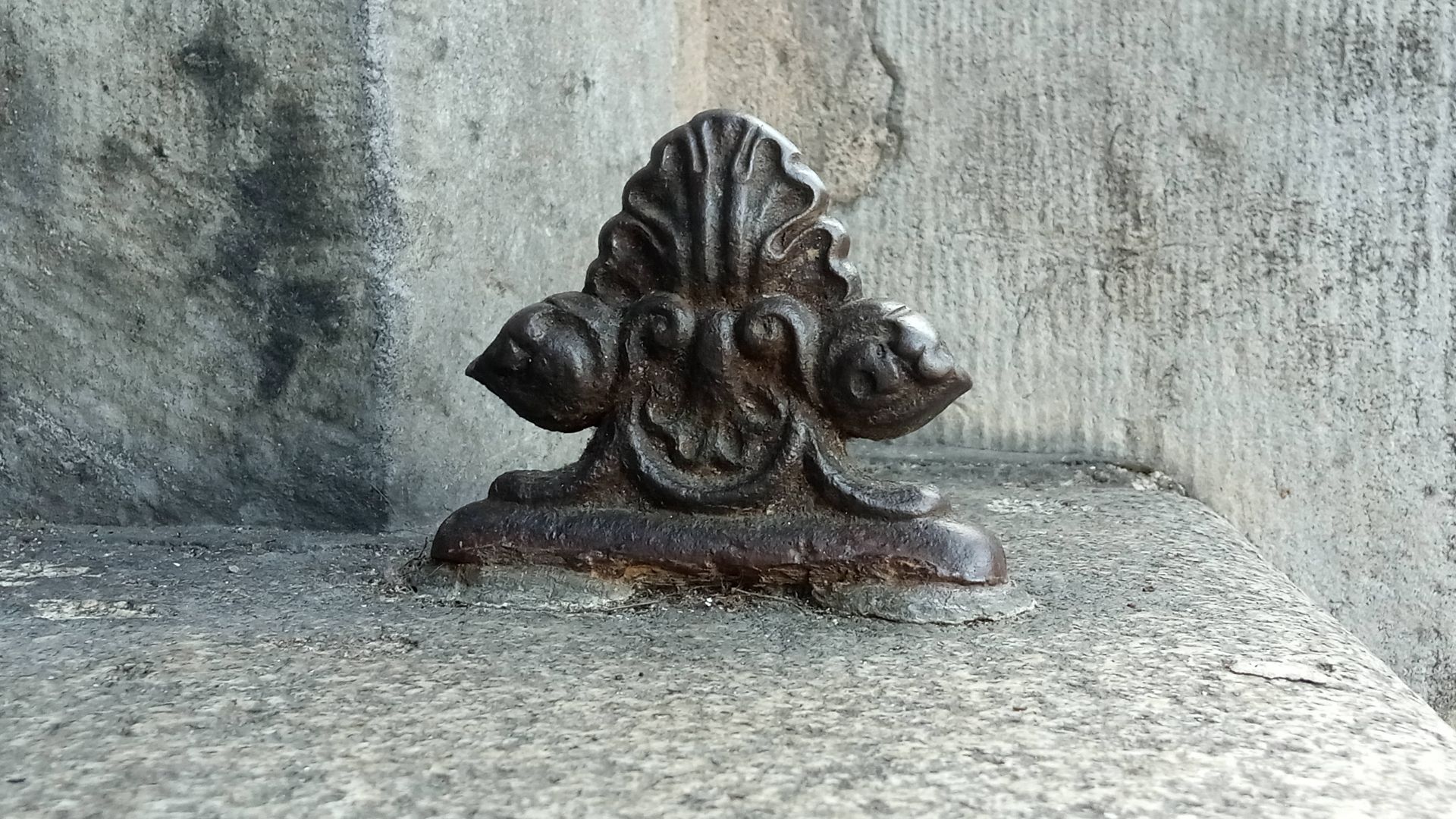 The boot scraper at the main entrance into the Left Bank (a former bank building) is rather small; a larger one can be found at the side entrance further up Patrick Street.