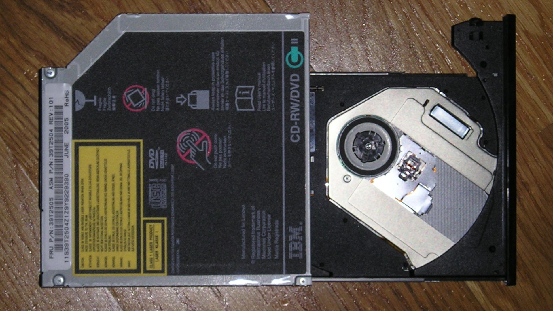 IBM Ultrabay Slim DVD Lese- CDRW Schreiblaufwerk geöffnet