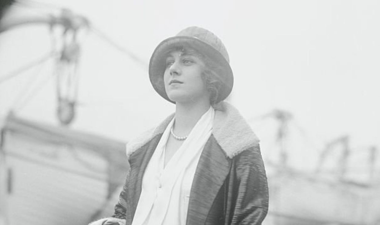 (Original Caption) In photo is shown Mrs. George T. Brokaw, voted the prettiest passenger to arrive from abroad. She was formerly Miss Anne Clair Booth, and married Mr. Brokaw abroad.