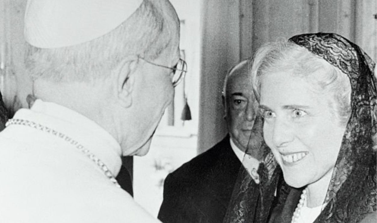 (Original Caption) Castelgandolfo, Italy: Pope Pius XII, shown chatting with Mrs. Clare Booth Luce, United States Ambassador to Italy at the Pontiff's summer residence in Castelgandolfo. The occasion was the audience given to members of the Italian Center for International Reconciliation last Thursday.