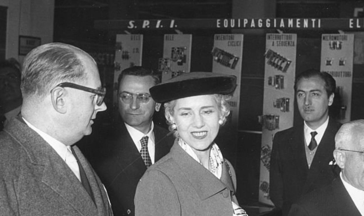 The United States Ambassador Clare Boothe Luce, accompanied by a group of personalities, visits the electrical engineering pavilion. Milan (Italy), 12/04/1956 - 27/04/1956 