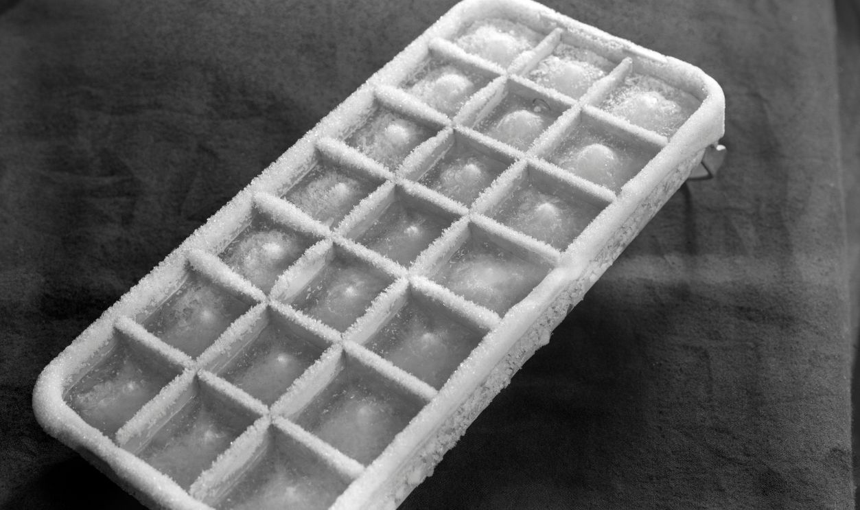 Getty Images - 563960137 - 1930s COLD FROSTY ALUMINUM ICE CUBE TRAY.