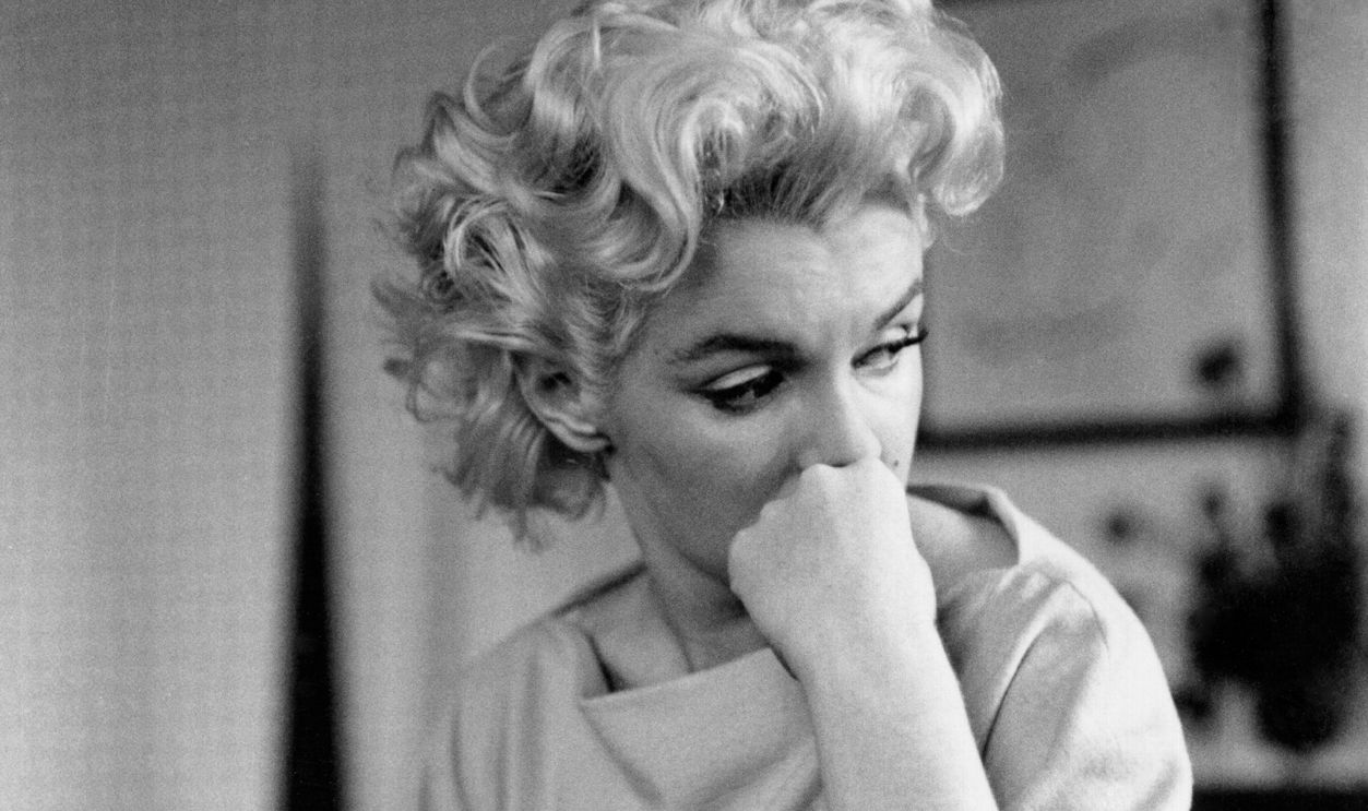 NEW YORK - MARCH 24: Actress Marilyn Monroe relaxes on a couch in her hotel room at the Ambassador Hotel on March 24, 1955 in New York City, New York.