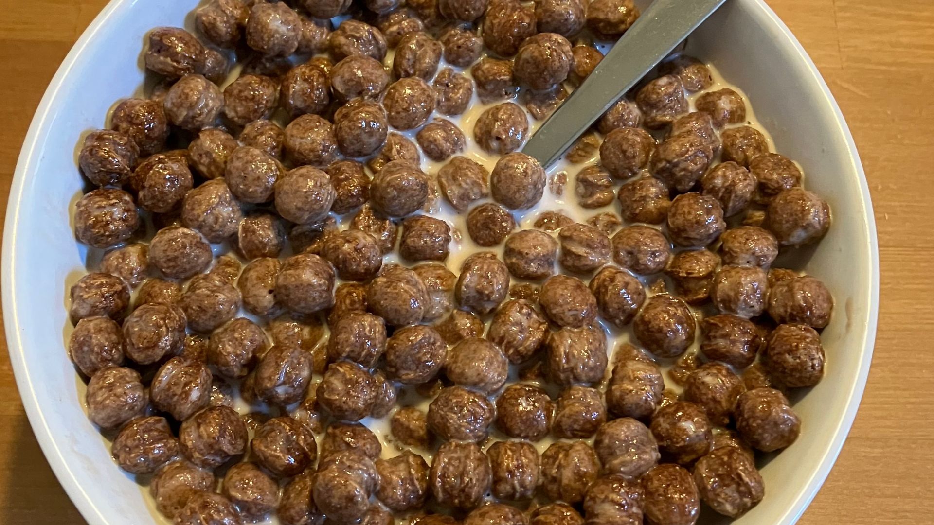 General Mills Cocoa Puffs – Naturally Flavored Frosted Corn Puffs, with milk