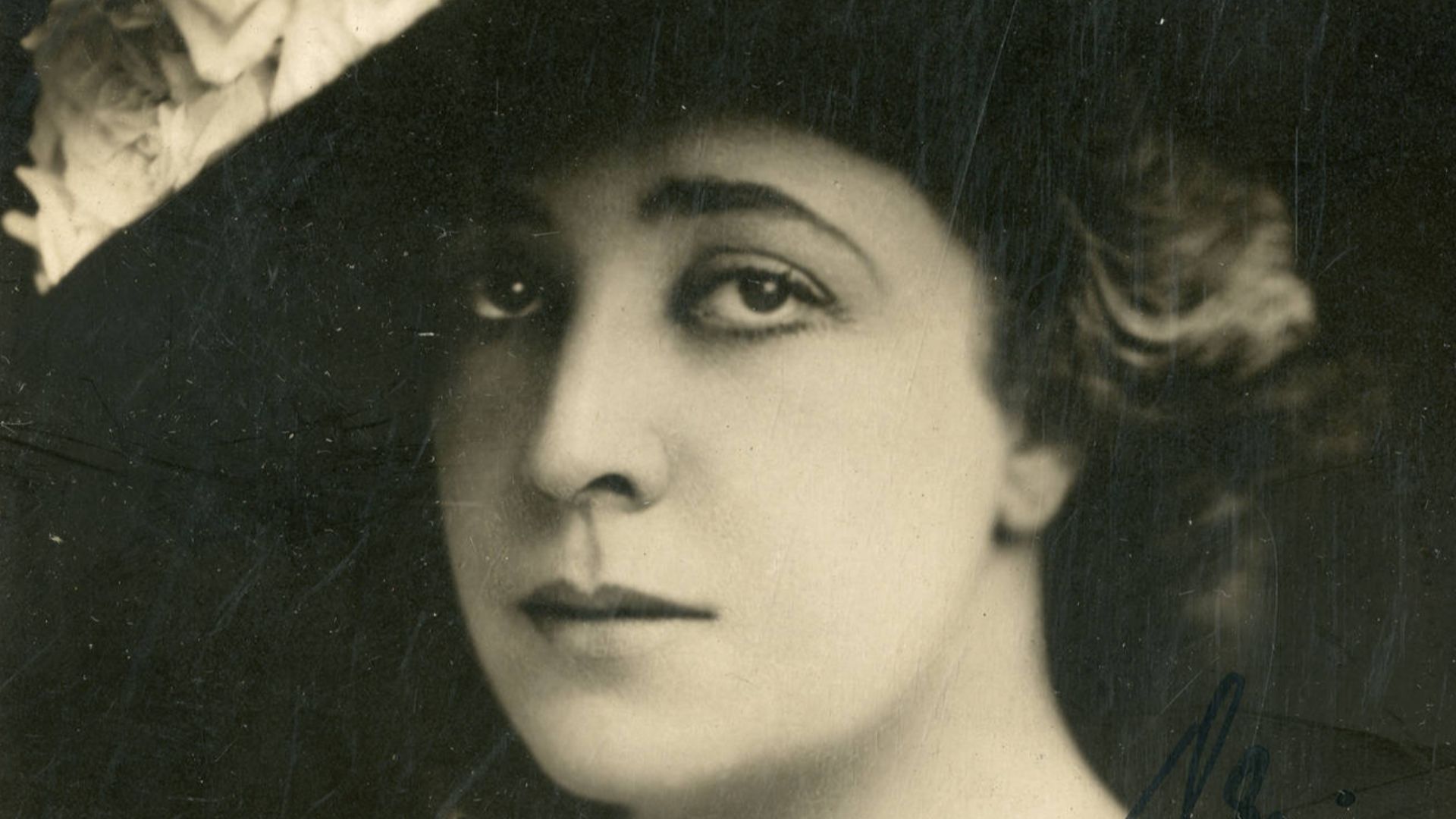 Olga Nethersole, stage actress, has 1911 with signature
Subjects: actresses