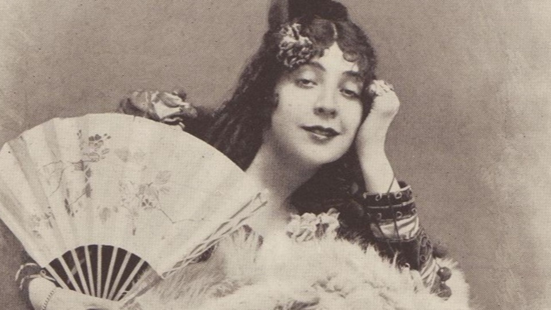 Image of actress Olga Nethersole (1867-1951), in costume as