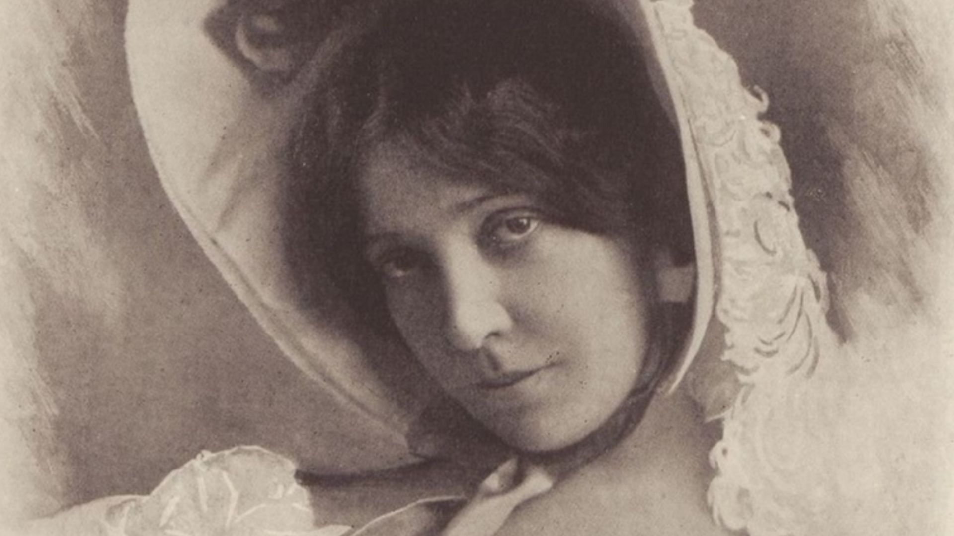 Image of actress Olga Nethersole (1867-1951), in costume as