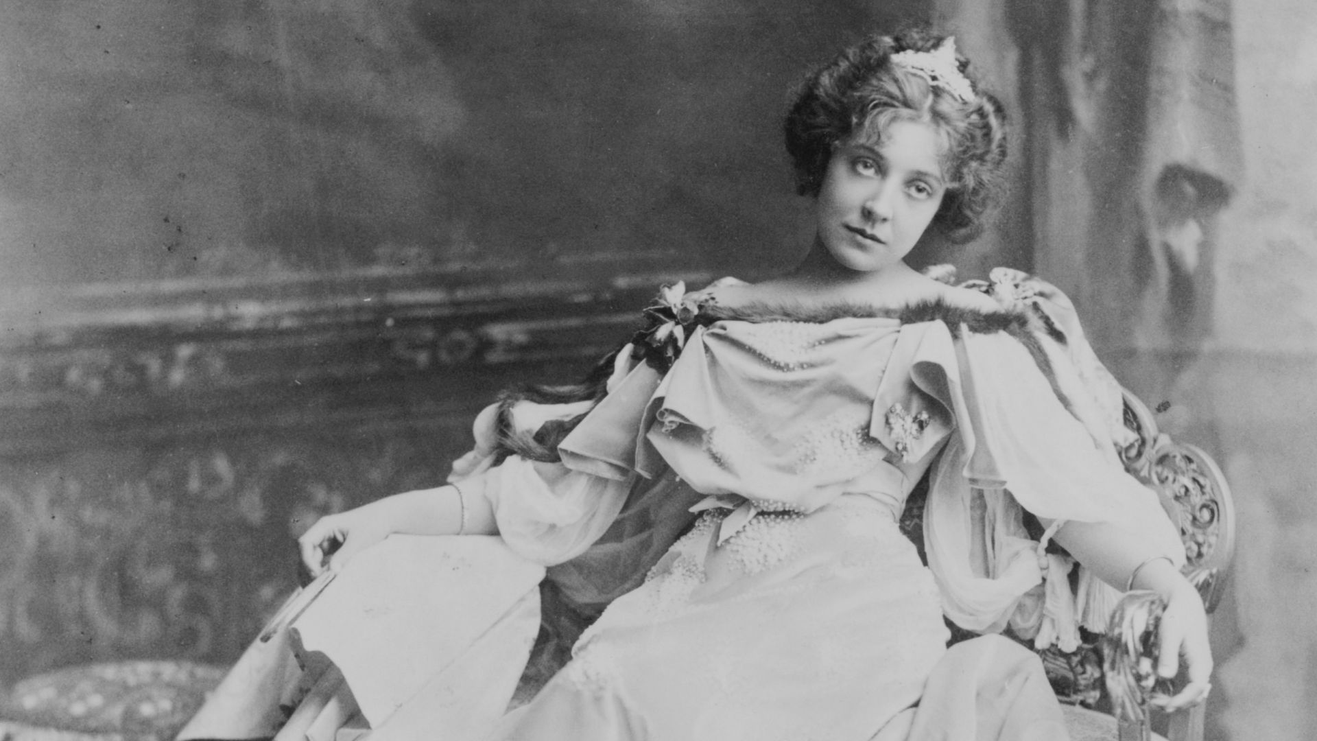 Title: Olga Nethersole, full-length portrait, reclining in chair, facing front, holding fan
Abstract/medium: 1 photographic print.