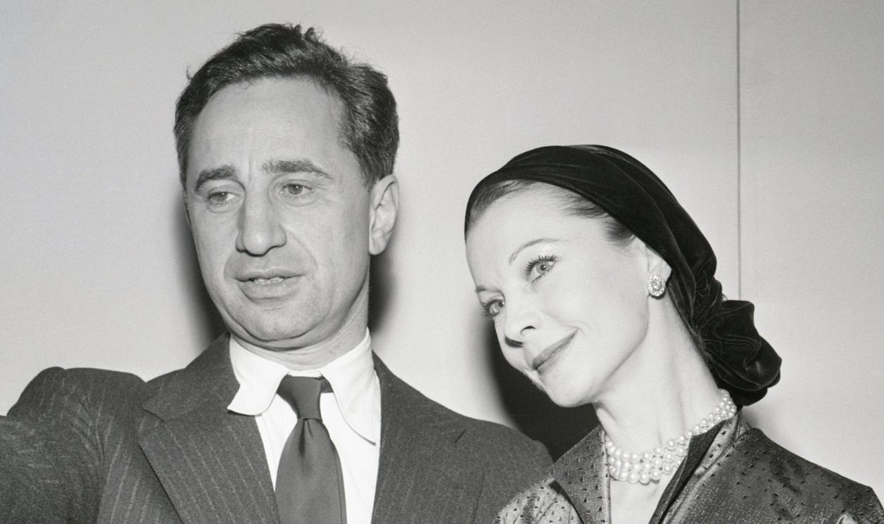 Winners of New York Film Critics' Award, director Elia Kazan and actress Vivien Leigh, chat after both were honored by the New York Film Critics Association in the Rose Room of Manhattan's Hotel Algonquin on January 20, 1952. Miss Leigh was cited for the best performance by an actress in 1951 for her role in A Streetcar Named Desire. Kazan's directorial job in the same film was called the best of the year.