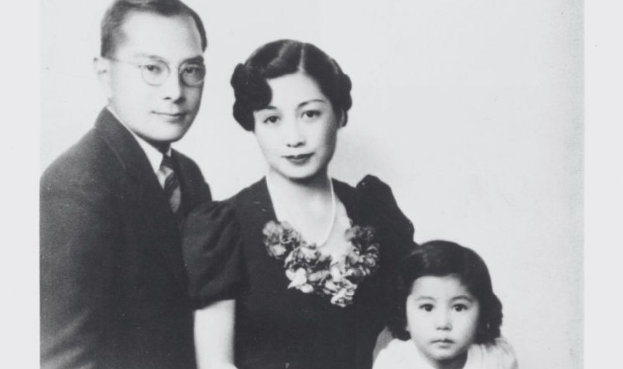 SAN FRANCISCO - 1935: Artist and musician Yoko Ono poses for a portrait with her mother, Isoko, and father, Eisuke, in 1935 when she was 2 and a half years old in San Francisco, California.