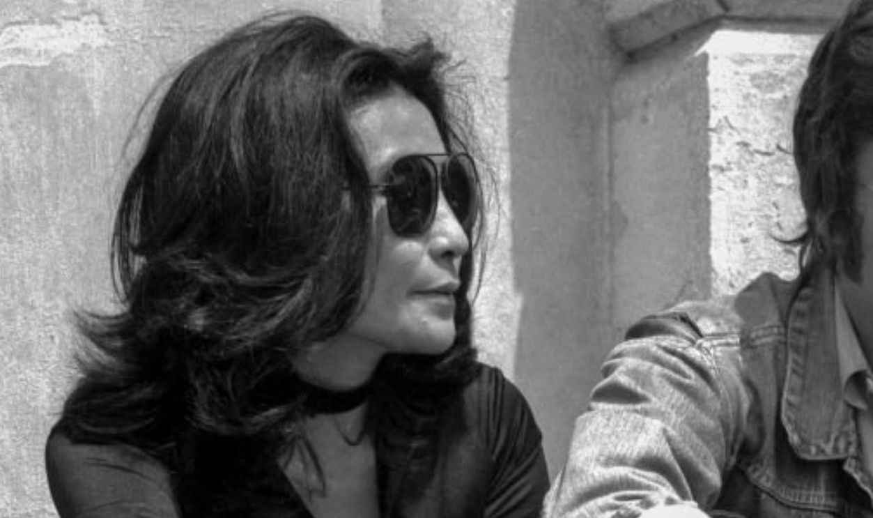 Conférence de presse du chanteur anglais John Lennon et de l'artiste japonaise Yoko Ono sur les marches du palais des Festivals à Cannes, France, pour la présentation de leur film ‘Apotheosis’, le 17 mai 1971.