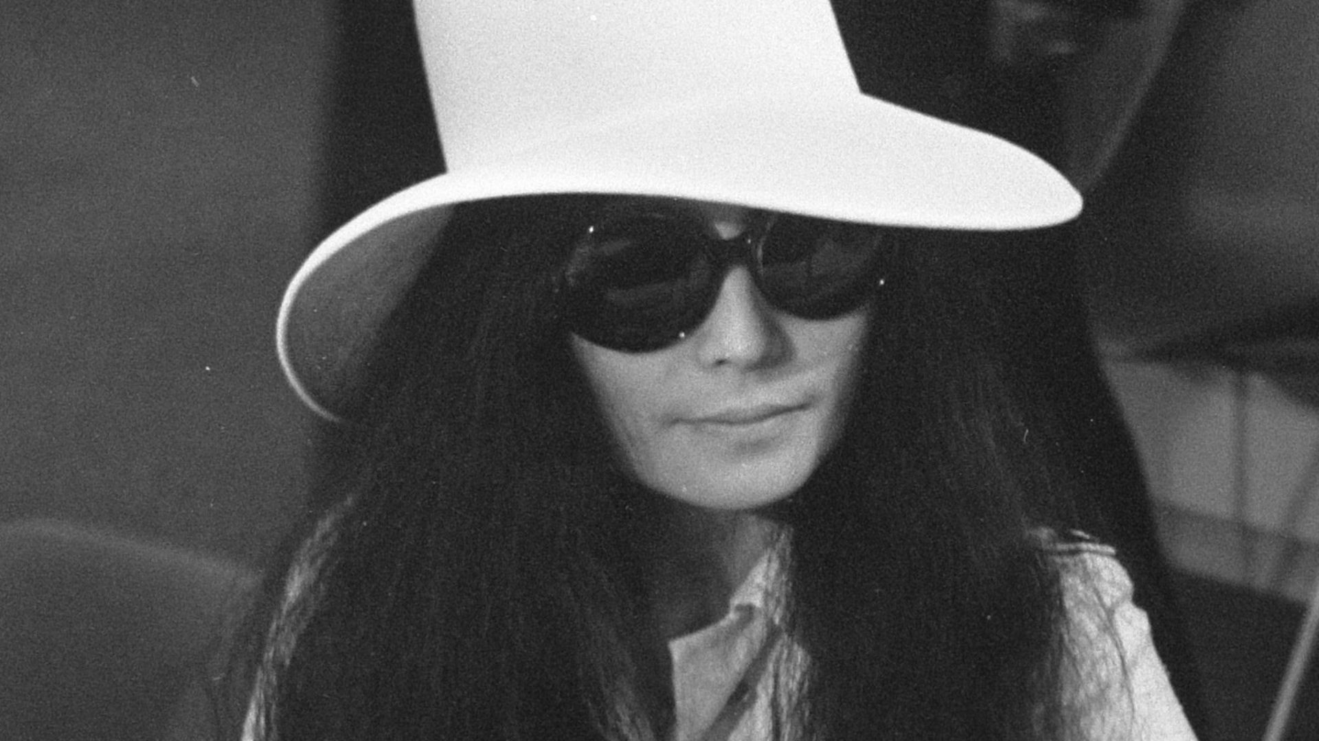 Collectie / Archief : Fotocollectie Anefo
Reportage / Serie : [ onbekend ]
Beschrijving : John Lennon en echtgenote Yoko Ono vertrekken van Schiphol naar Wenen in de vertrekhal
Datum : 31 maart 1969
Locatie : Noord-Holland, Schiphol
Trefwoorden : echtpare