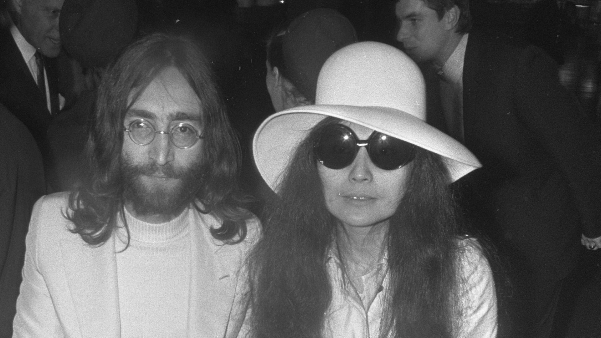 Collectie / Archief : Fotocollectie Anefo
Reportage / Serie : [ onbekend ]
Beschrijving : John Lennon en echtgenote Yoko Ono vertrekken van Schiphol naar Wenen in de vertrekhal, John Lennon en Yoko Ono op een KLM wagentje
Datum : 31 maart 1969
Locatie : N