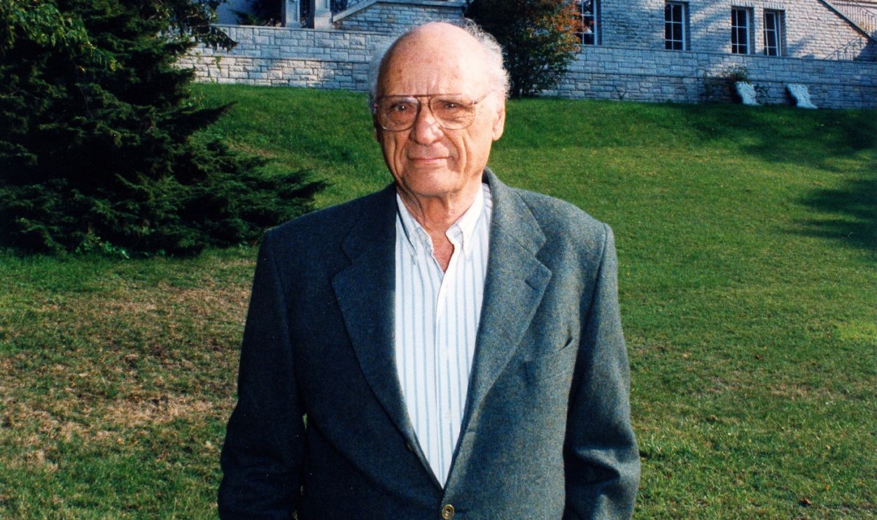 (GERMANY OUT) 17.10.1915-10.02.2005+ Writer, USA in the garden of the American Academy in Berlin in the background the building - October 1998 (Photo by CK-Press/ullstein bild via Getty Images)
