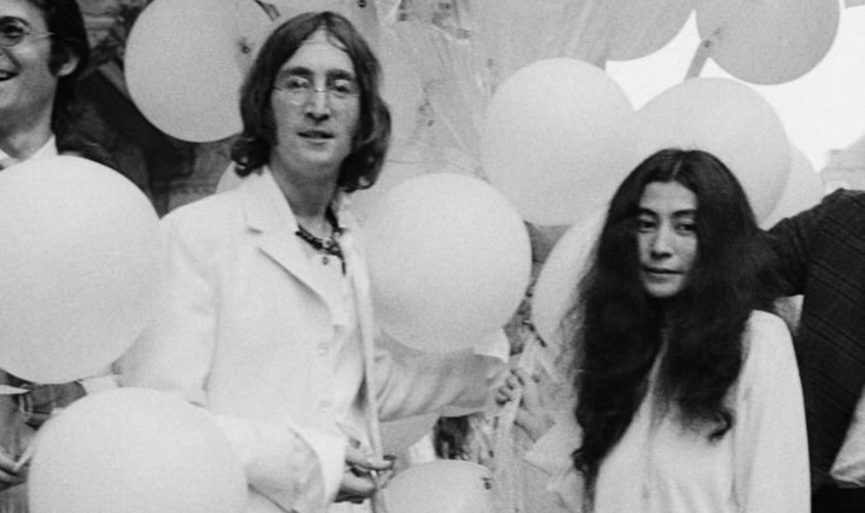Beatle John Lennon (1940 - 1980) and his girlfriend Yoko Ono outside the Robert Fraser Gallery, where Lennon's work is on show at the gallery in an exhibition entitled 'You Are Here', London, 1968. Lennon is about to release 365 helium-filled balloons to mark the occasion.