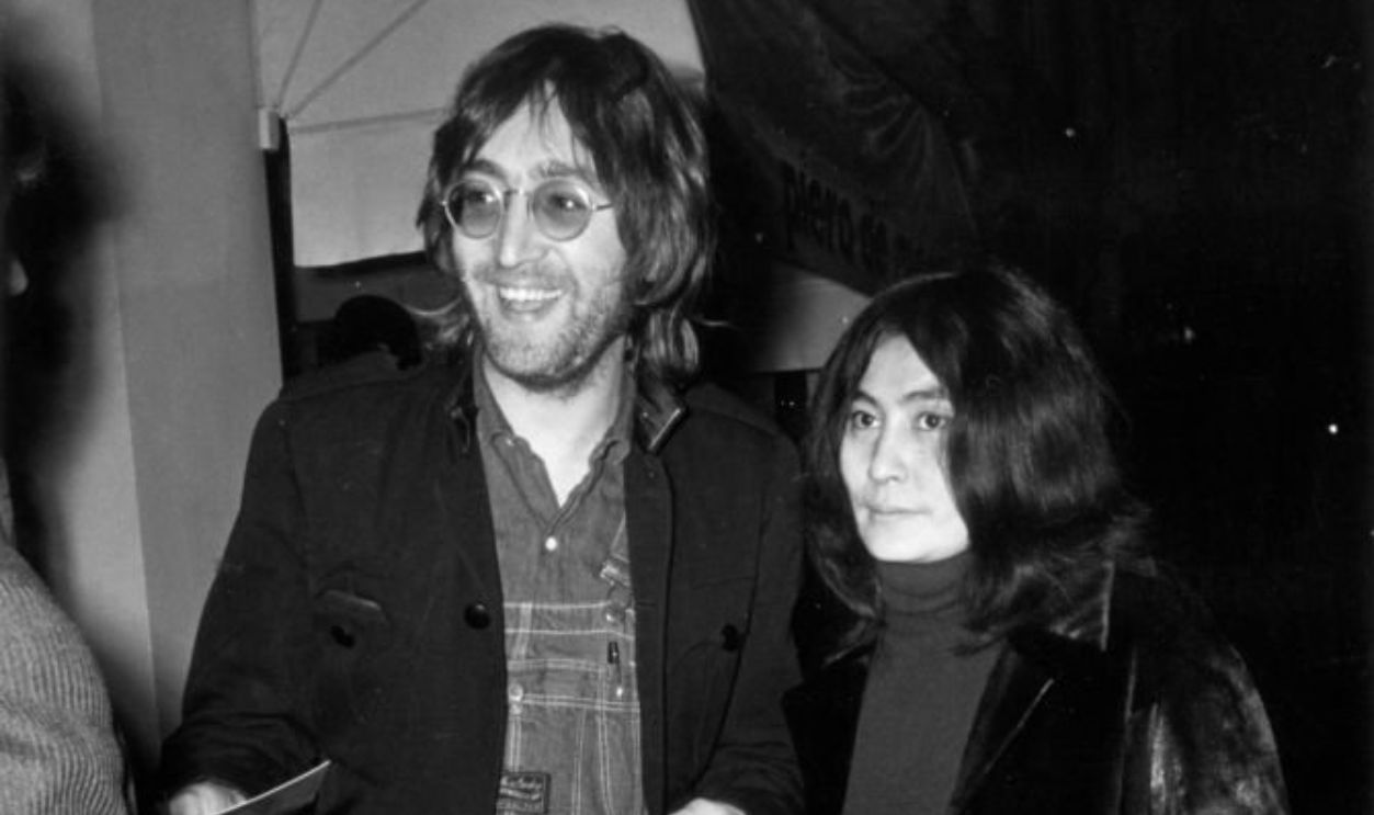 31st March 1971: British rock star John Lennon (1940 - 1980) with his wife Yoko Ono at the E.M. Gallery party. 