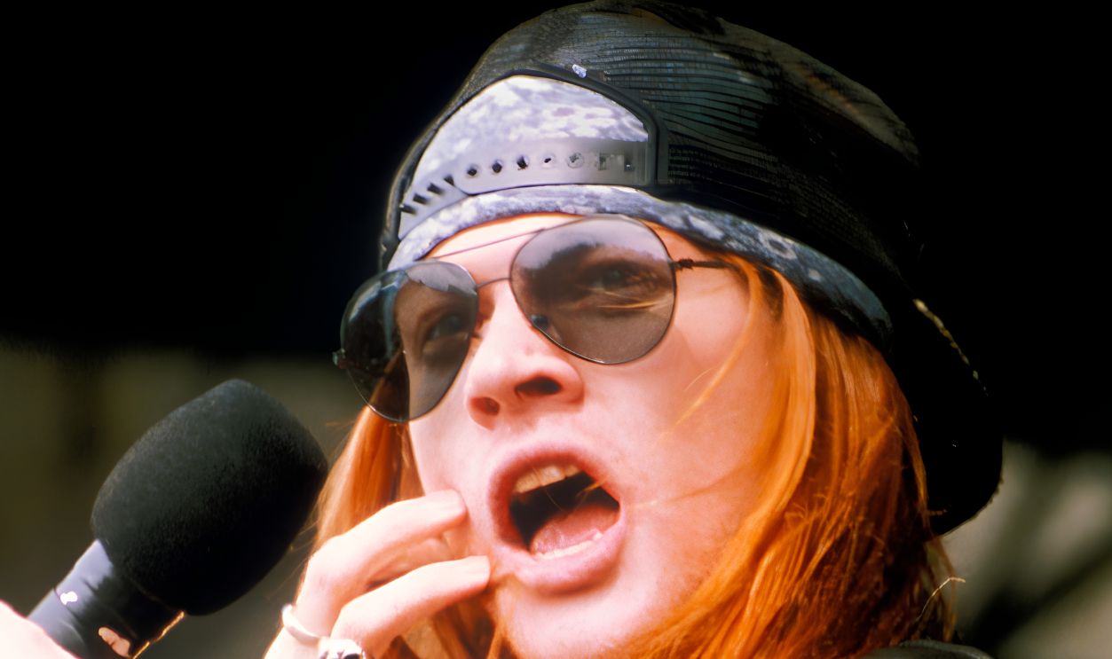 UNITED KINGDOM - AUGUST 20: DONNINGTON PARK Photo of Axl ROSE and GUNS N' ROSES and GUNS & ROSES and GUNS AND ROSES, Axl Rose performing live onstage at Monsters Of Rock