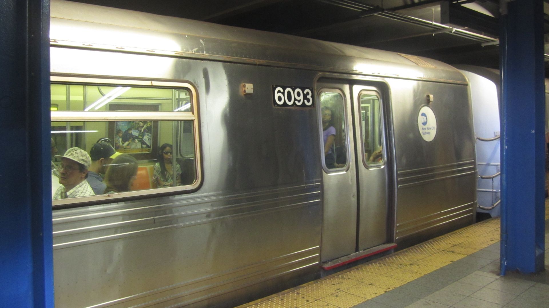 I took photo of NYC subway with Canon camera. This is picture of an R train made up of R46 cars in Lower Manhattan
