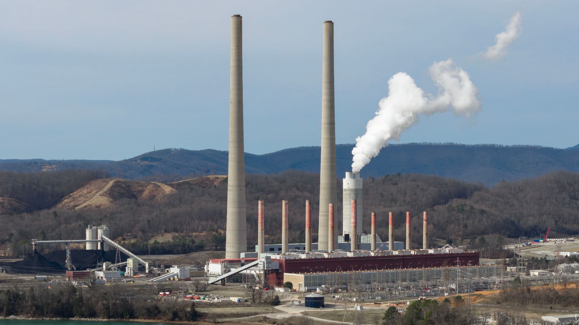 Aerial view of the Tennessee Valley Authority’s coal-fired Kingston Fossil Plant in Roane County, Tennessee. The nine-unit plant has a nameplate capacity of 1,398 MW.