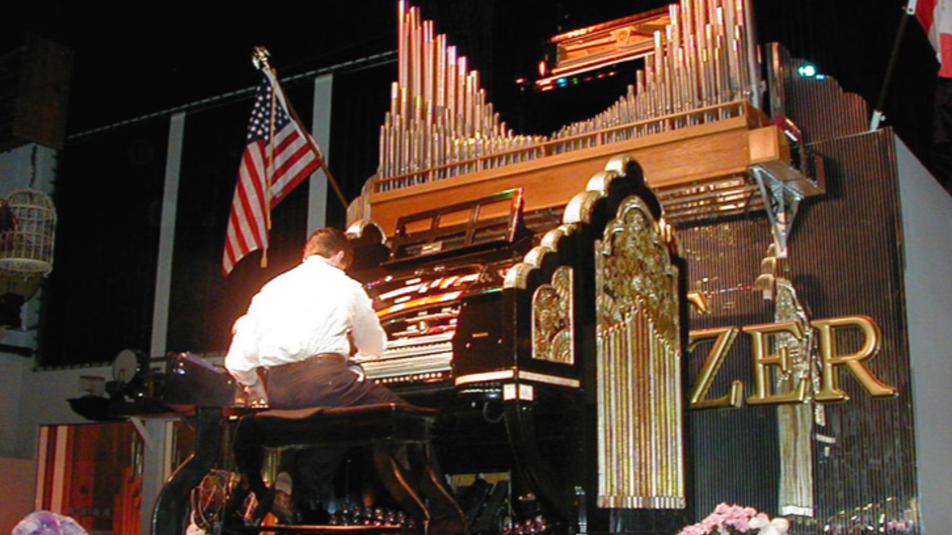 Mighty Wurlitzer at the Roaring 20's Pizza & Pipes restaurant - Ellenton, FloridaThis is the Wurlitzer that use to be in Indianapolis, IN at the Paramount Music Palace.[1]

Original description
A