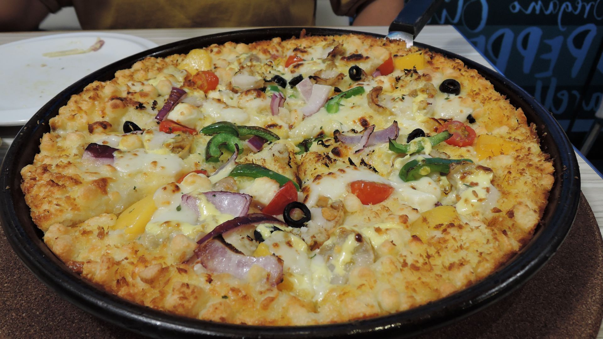 The evillest cheese seafood pizza for dinner at Pizza hut western restaurant in shopping mall in yuen long