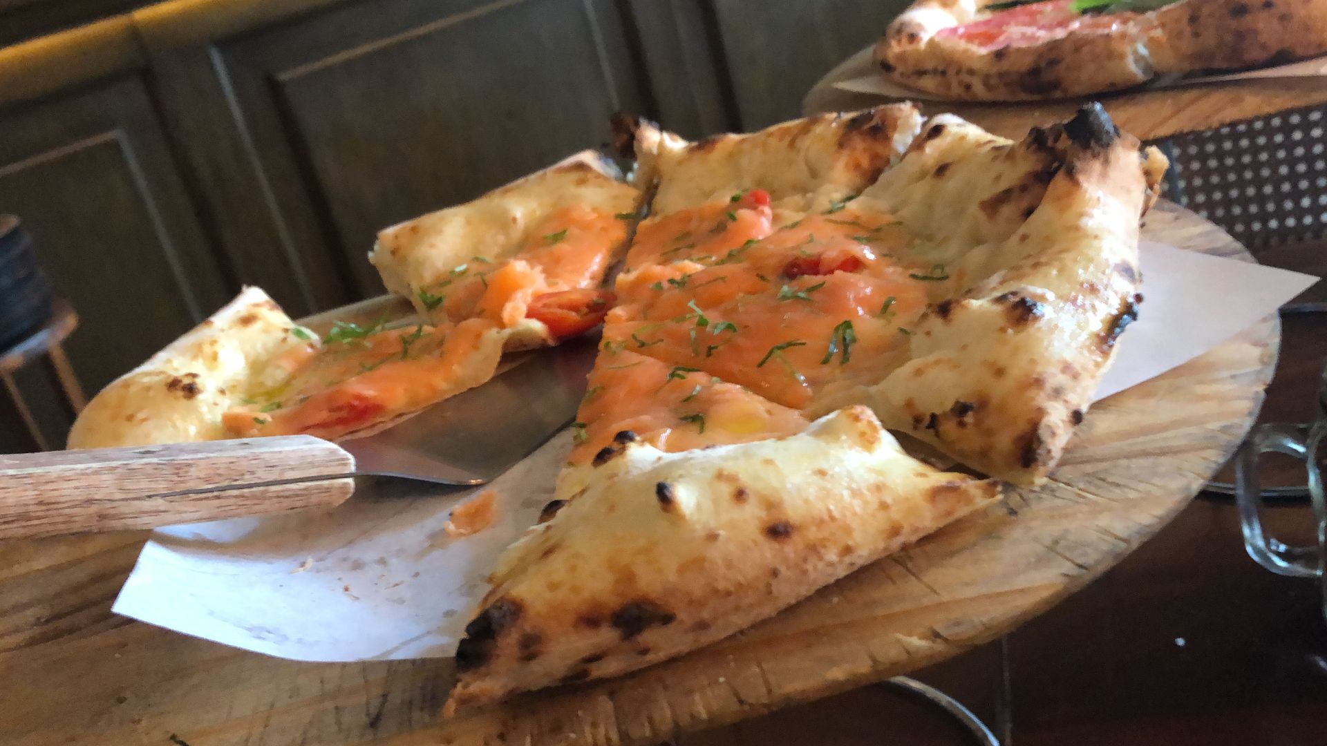 Pizza de Salmón con Jitomate y Albahaca