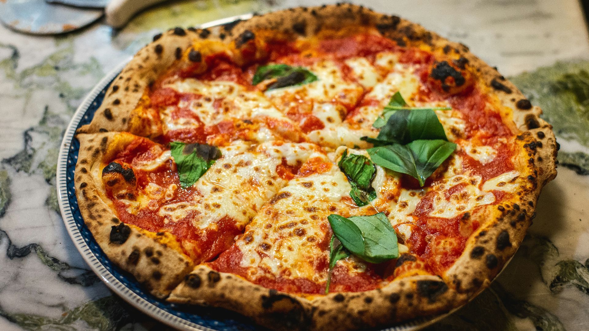 round cooked pizza