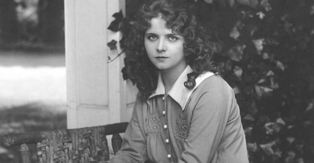 Black and white portrait of Olive Thomas 