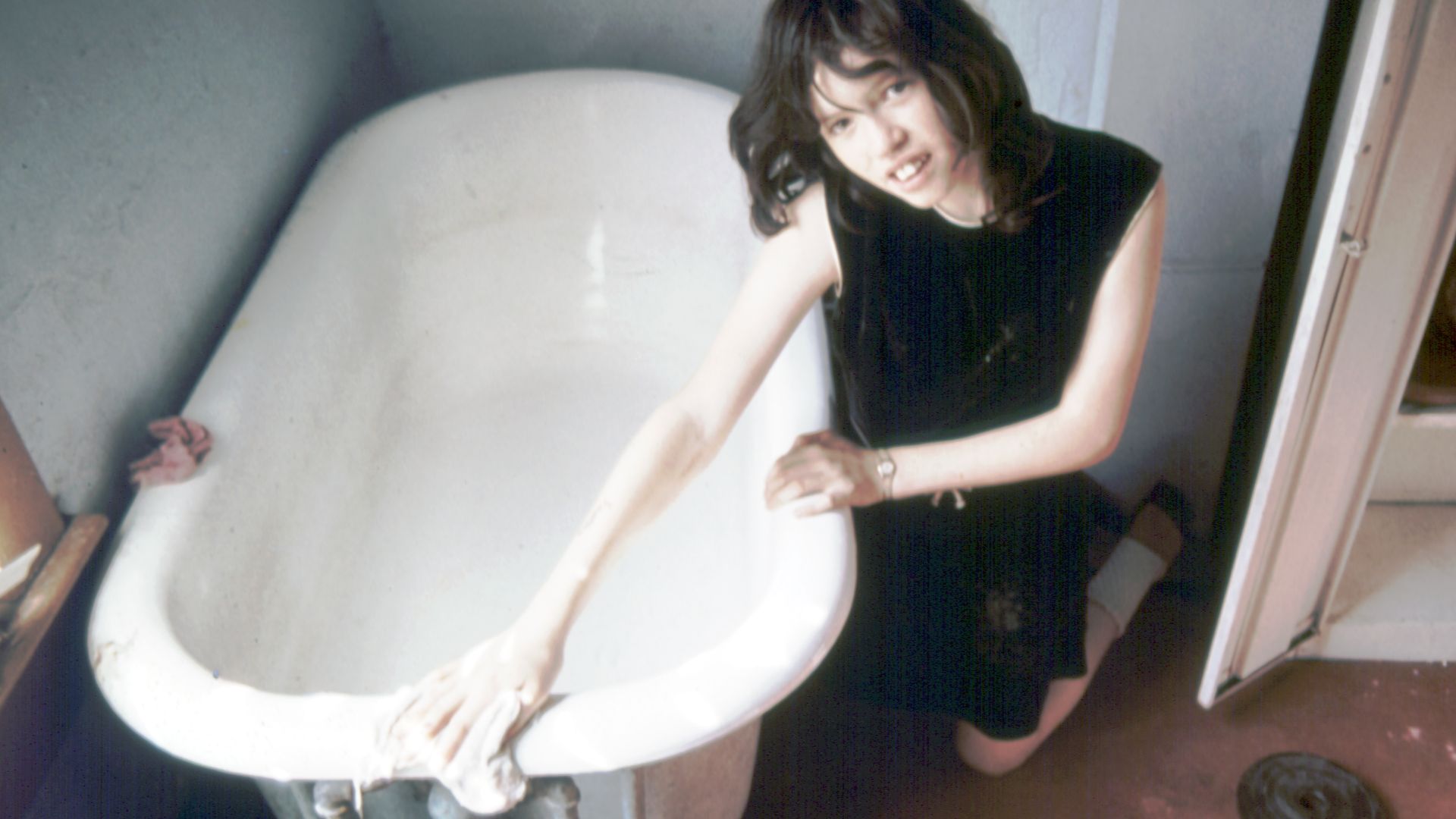 File:SANDRA WATKINS CLEANS THE BATHTUB IN THE FAMILY'S NEW HOME THIS HOUSE IS LARGER AND MUCH CLEANER THAN THEIR FORMER... - NARA - 557366.jpg