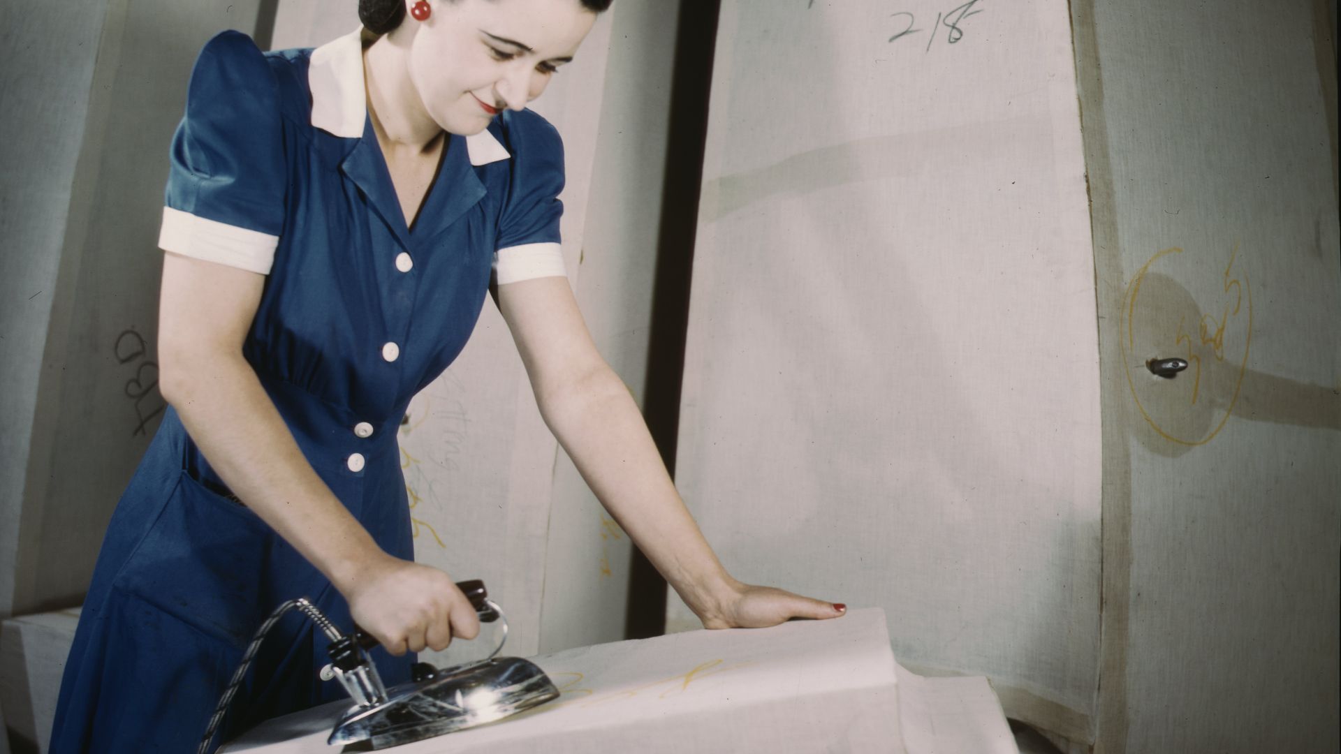 Manufacture of self-sealing gas tanks, Goodyear Tire and Rubber Co., Akron, Ohio.