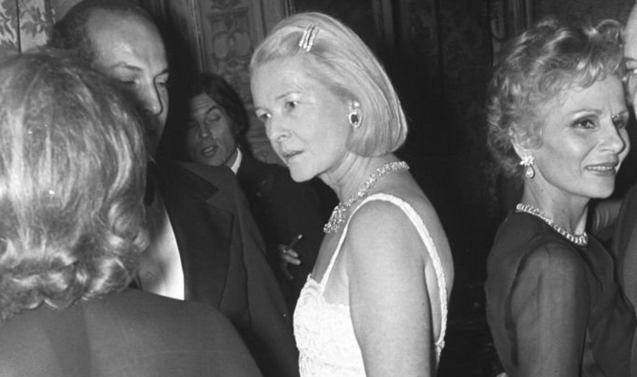 Oscar de la Renta talking with C.Z. Guest at the De Rede Party, held at Versailles Palace in 1973..Article Title 'Eye Apres Versailles' also ran in W 12/14/1973 p. 7-8