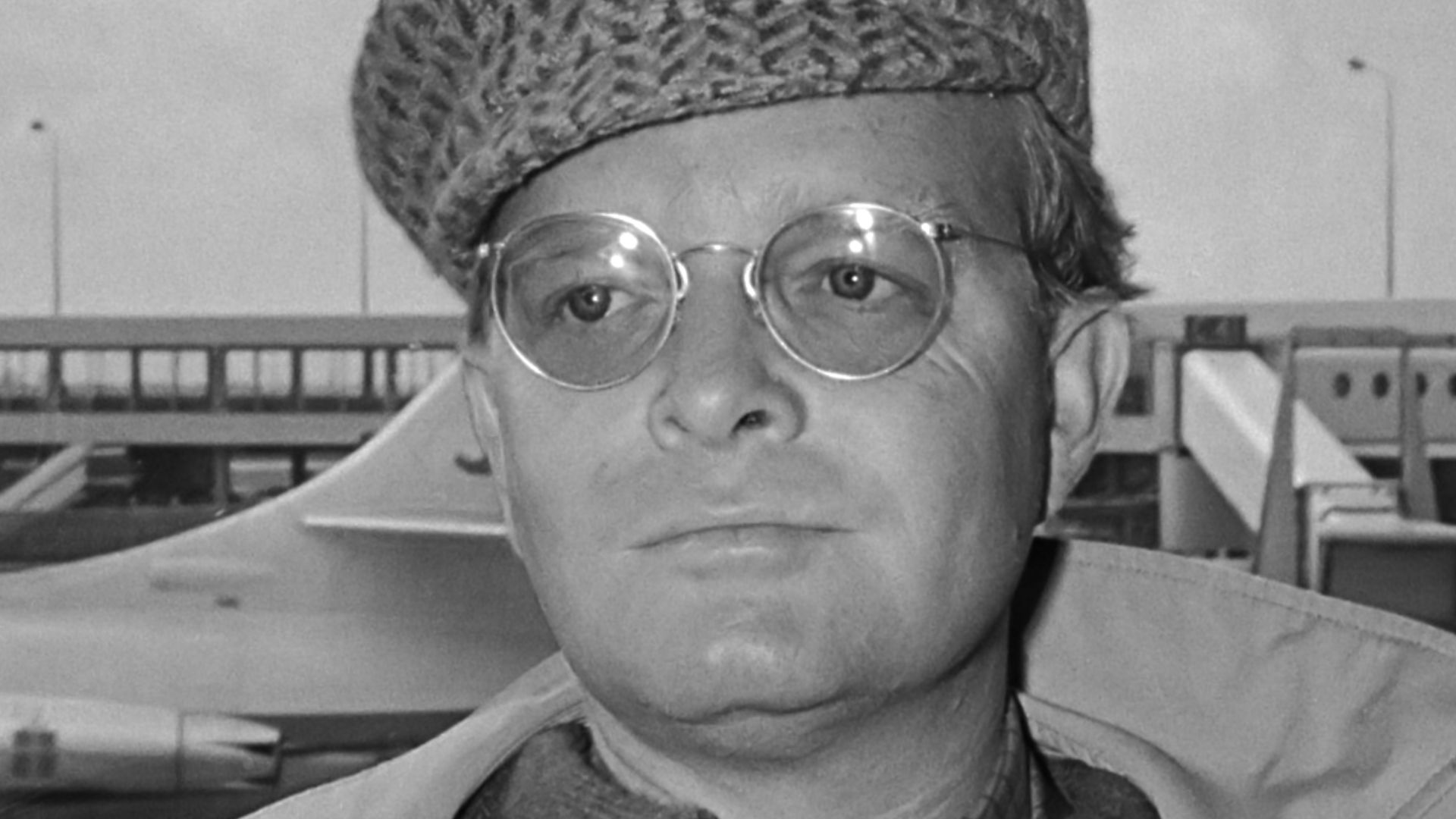 Aankomst schrijver Truman Capote (links) en regisseur Richard Brooks op Schiphol voor de première van de film