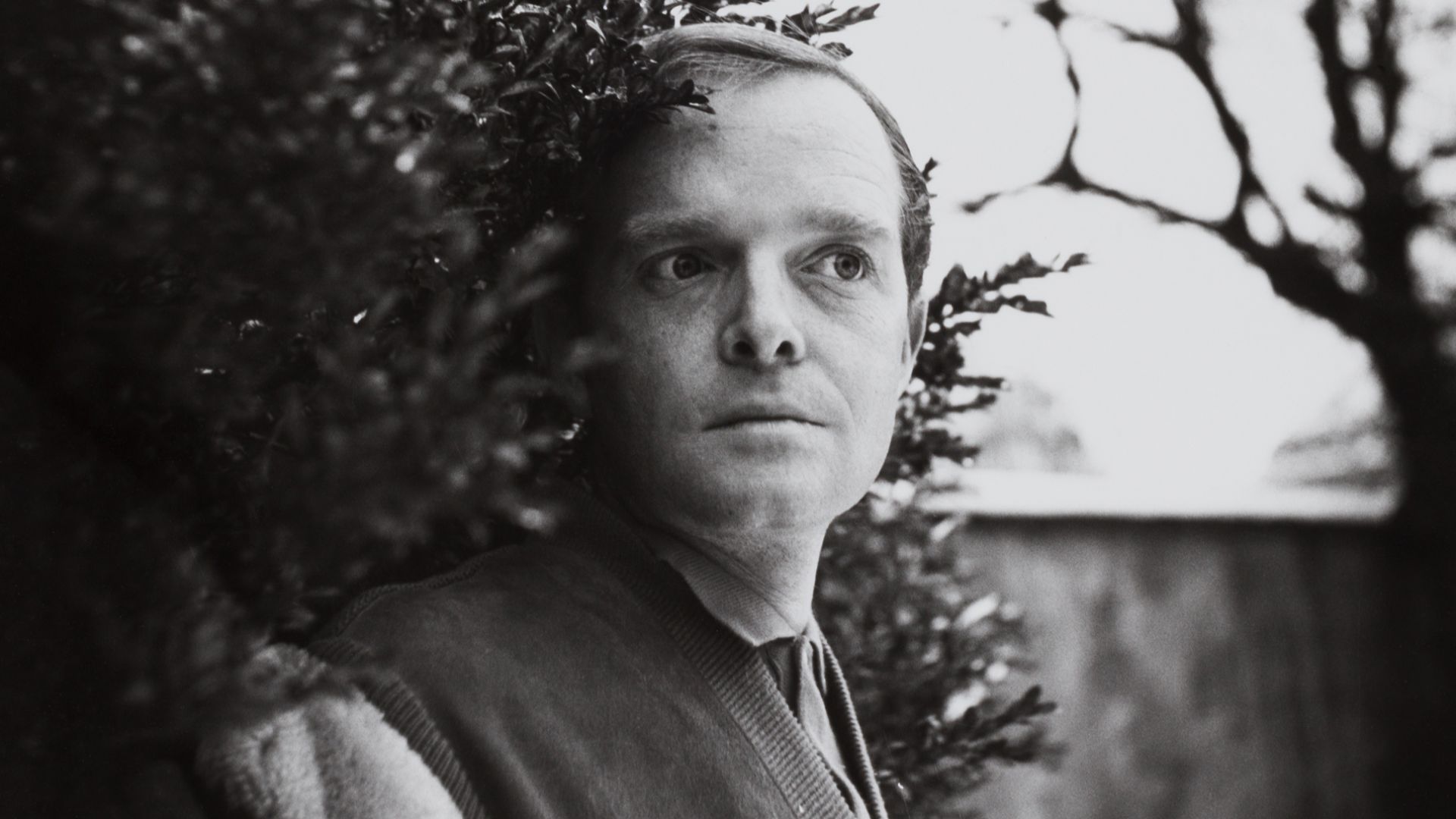 Truman Capote im Garten der Münchner Pension Biederstein, 1960/61. Aus dem Archiv des Münchner Stadtmuseums, Sammlung Fotografie, Archiv Barbara Niggl Radloff, Inventarnr. FM-2019/1.5.9.6